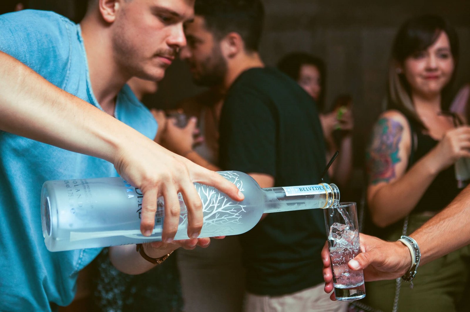 Juicy Event VIP - un homme en train de servir un verre de boisson pendant la soirée vip.