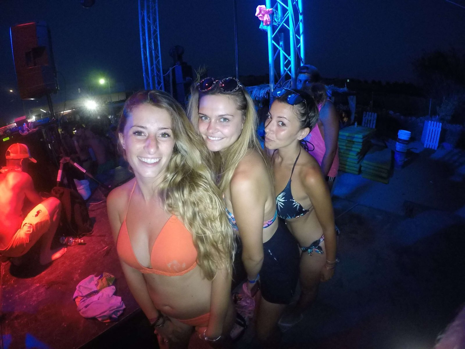 Juicy Event beach party - 3 jeunes femmes souriantes prennent un selfie en bord de mer