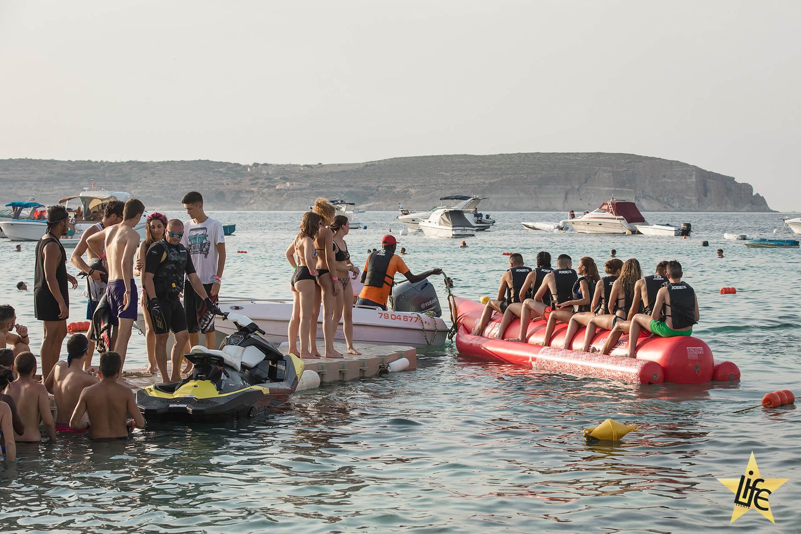 Juicy Event beach party - Des personnes faisant de l'embarquement pour les activités aquatiques lors de la beach party