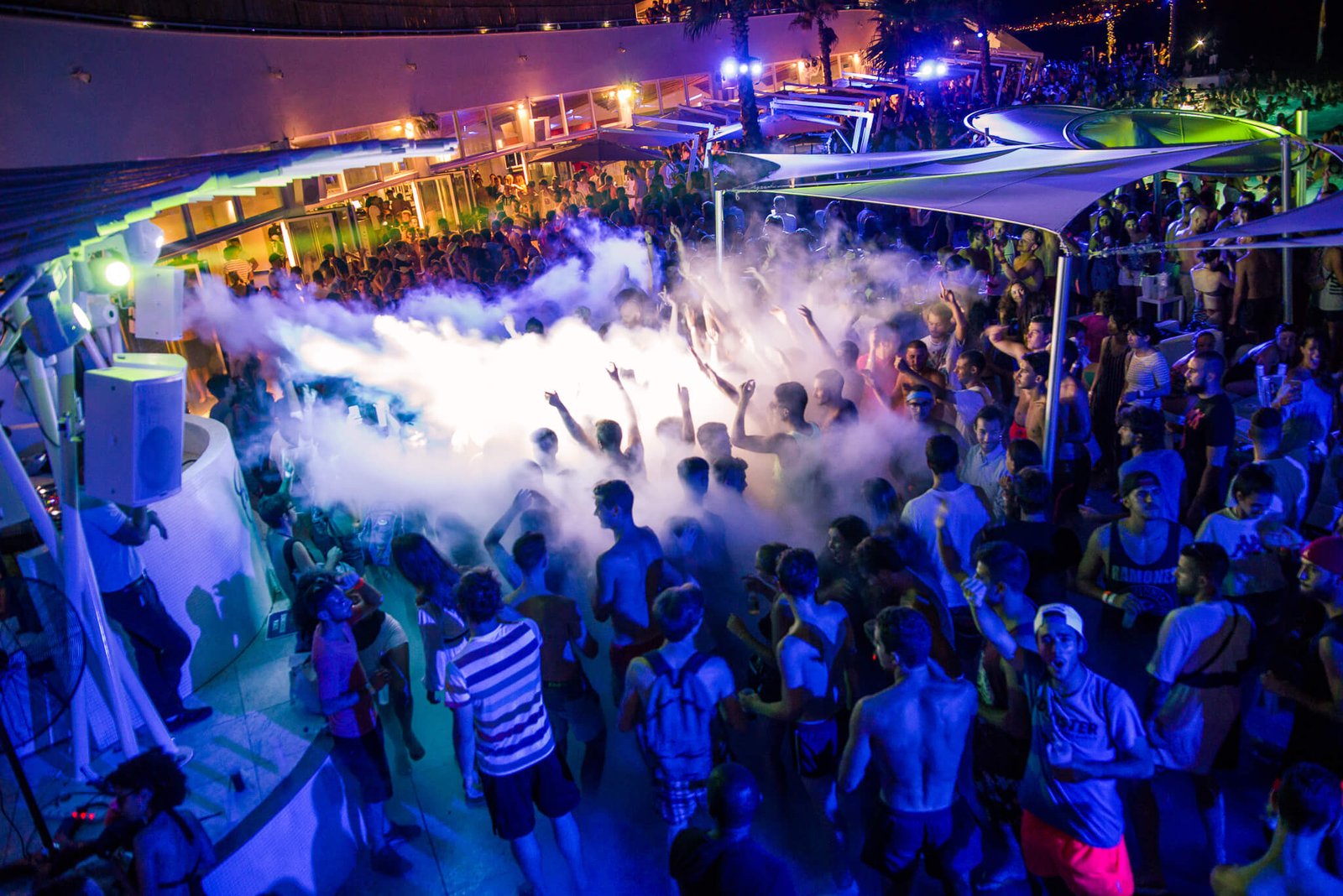 Plongez dans l'ambiance survoltée de la pool party Juicy Event au cafe del mar de Malte, entre baignades nocturnes et bains de fumée enflammés dans la foule en délire !